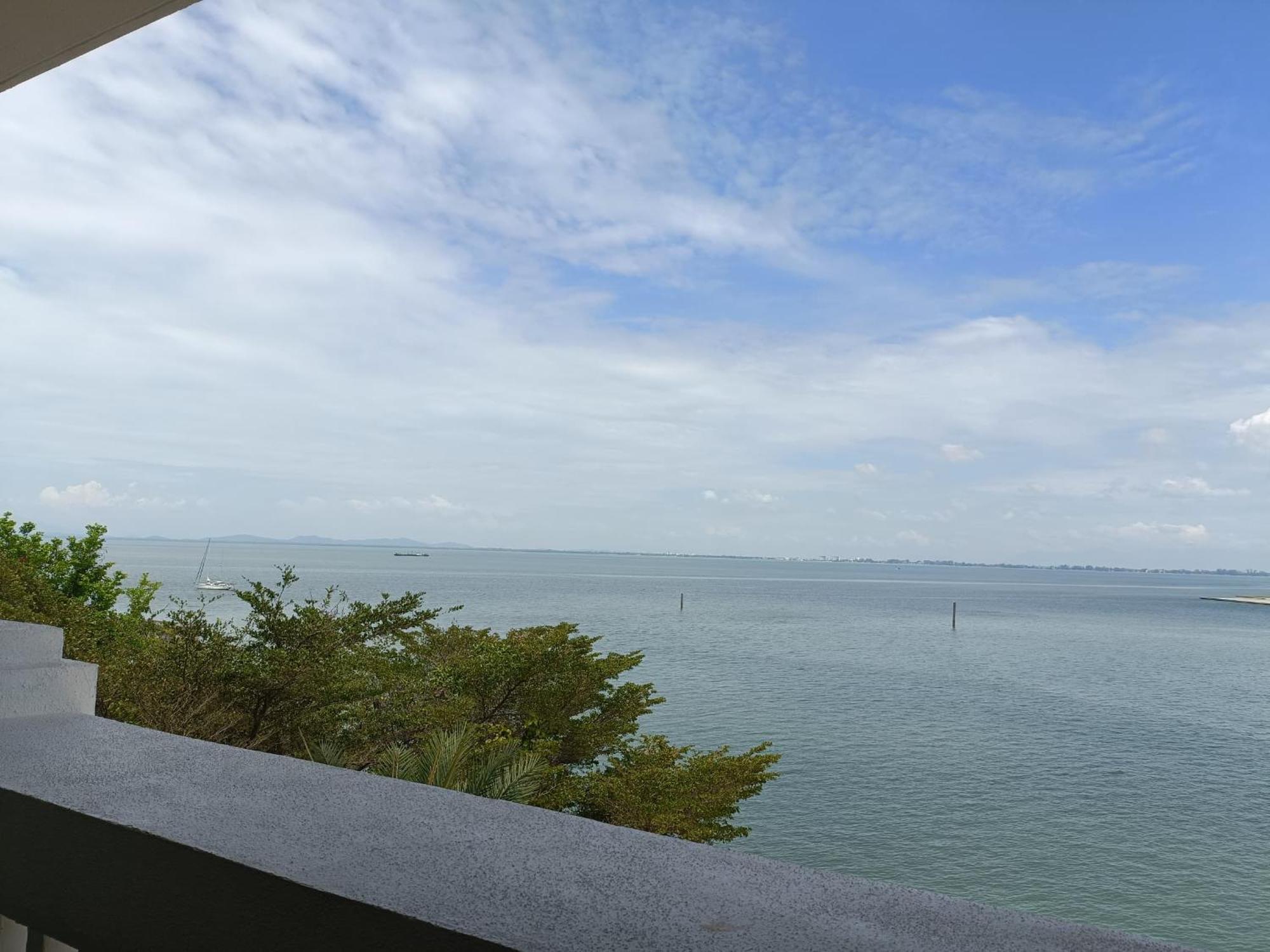 Straits Quay Marina Suites Penang By Aurorahomes Bagan Jermal 外观 照片